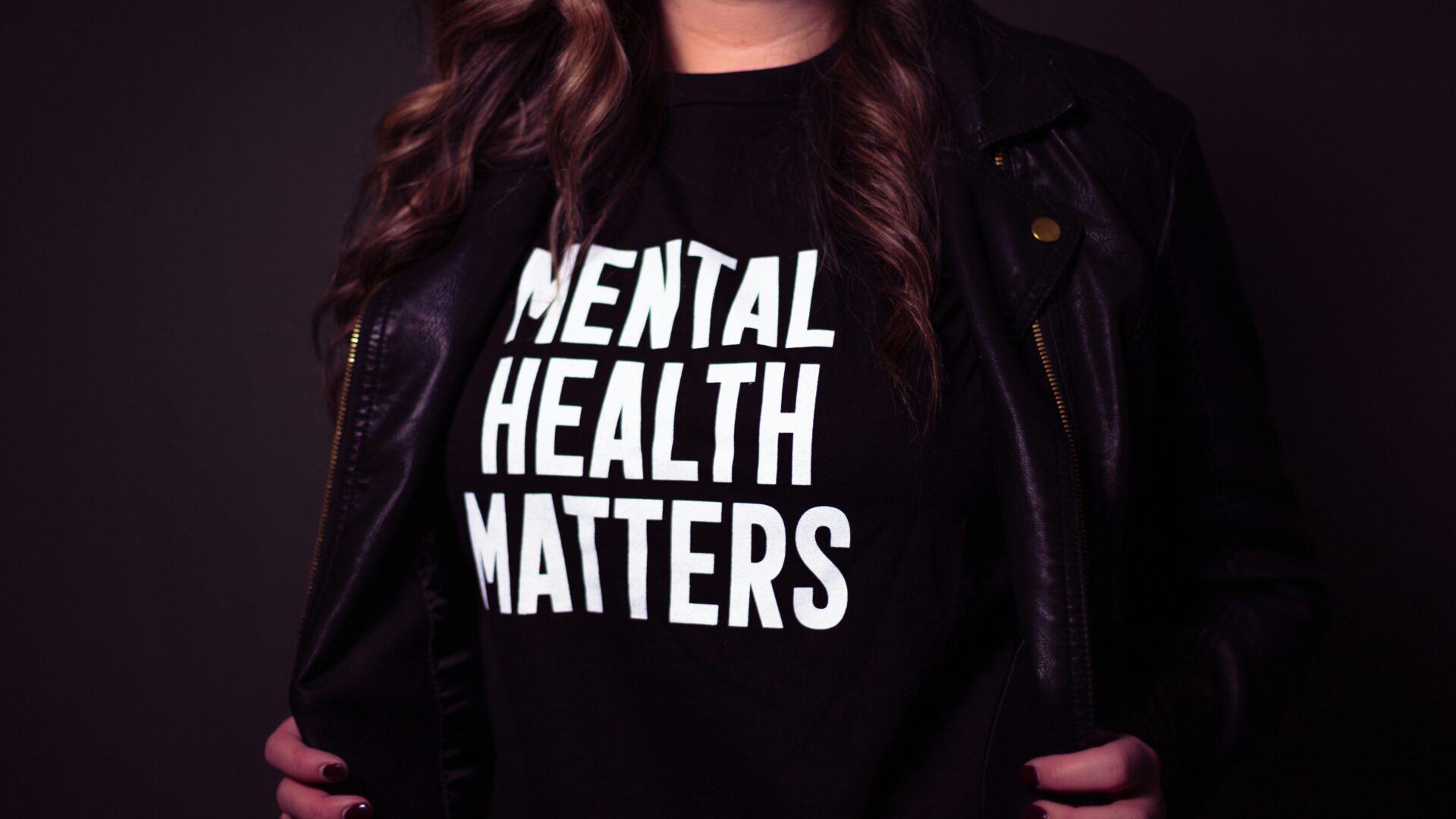 Eine Frau trägt ein T-Shirt mit der Aufschrift "Mental Health Matters".
