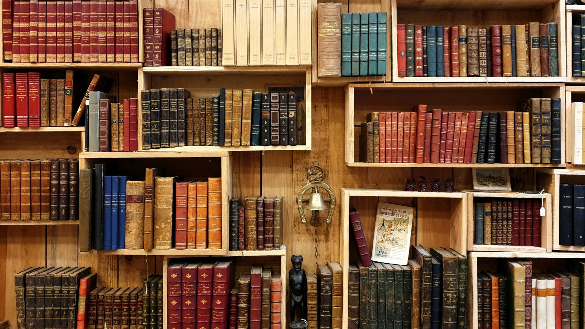 Versetzt angeordnete Wandregale mit Büchern